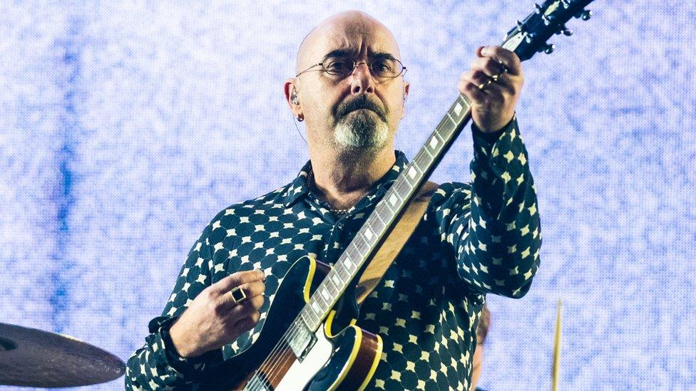 Fans Oasis Tercengang! Paul ‘Bonehead’ Arthurs Mundur Sementara dari Tur Reuni Karena Kanker Prostat
